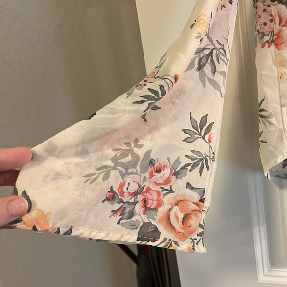 Cold shoulder flowy top - Picture 4 of 5